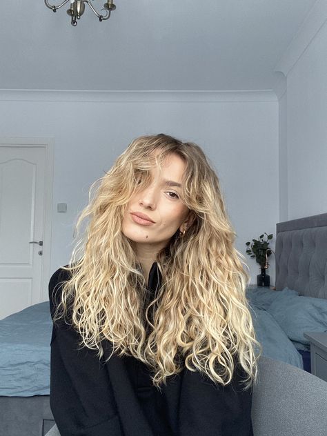 Curtain Bangs Naturally Wavy Hair, Wavy Curly Fringe, Curly Wavy Hair With Curtain Bangs, Long Curtain Bangs Wavy Curly Hair, Curtain Bangs Wavy Hair Long Natural, Long Fringe Wavy Hair, Curtain Bangs With Wavy Hair Naturally Curly, Naturally Wavy Hair With Curtain Bangs, Blonde Curly Hair Fringe