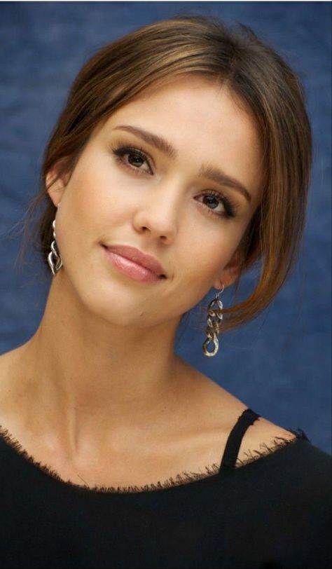 Jessica Alba Makeup, Honest Beauty Makeup, Makeup Tips For Brown Eyes, Glowing Skin Makeup, Makeup Nude, Honest Beauty, Girl Braids, Girls Braids, Stunning Eyes