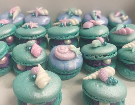 Mermaid themed macarons Mermaid Theme Macarons, Under The Sea Macarons, Recipes Macaroons, Mermaid Macarons, Mermaid Desserts, Themed Macarons, Mermaid Cookies, Macarons Macaroons, Macaroon Cookies