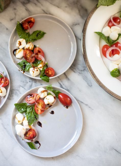 Insalata Caprese - Simple Caprese Salad Fancy Salads Presentation, Pretty Food Presentation, Easy Caprese Salad, Salad Presentation, Salad For Summer, Salad Design, Fancy Salads, Ensalada Caprese, Food Presentation Plates