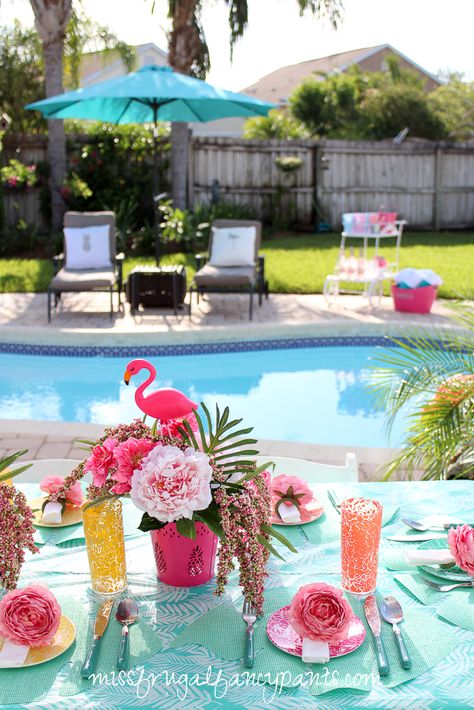 Flamingo Birthday Centerpieces, Flamingo Centerpiece Ideas, Cabana Party, Flamingo Centerpiece, Lilly Party, Flamingle Party, Palm Springs Party, Flamingo Pool Parties, Pink Flamingo Party