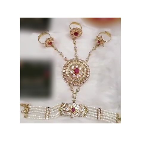 #rajputijewellery #rajasthanijewellery #illustriousdesigns #hathful #hathfool #rajputihathful Gold Hathphool Designs Rajputi, Hathful Designs Gold Rajputi, Rajputi Hathphool Design, Hathful Designs Gold, Hathfool Designs, Hathphool Gold Rajputi, Rajput Jewellery, Rajasthani Bride, Gold Herringbone Chain