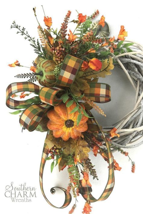 I love this DIY Farmhouse Wreath for Fall! #farmhousefall #fallwreath #farmhousewreath #fallwreath via @southernwreaths Diy Farmhouse Wreath, Wreath For Fall, Fall Thanksgiving Wreaths, Diy Thanksgiving, Fall Deco, Farmhouse Fall Decor, Autumn Wreath, Thanksgiving Wreaths, Farmhouse Fall