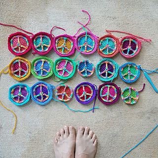 Ravelry: crochetbug13's Peace Sign Hexagon Crochet Purse Crochet Hexagon Bag, Peace Crochet, Crochet Peace Sign, Crochet Rave, Hexagon Bag, Flower Afghan, Crochet Hexagons, Pet Crochet, Fair Season