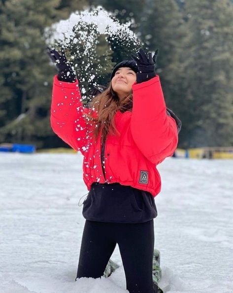 Couple Photography Winter, Kashmir Trip, Snow Photoshoot, Vacation Outfits Women, Anushka Sen, Best Winter Outfits, Snow Fall, Winter Photoshoot, Trip Outfits