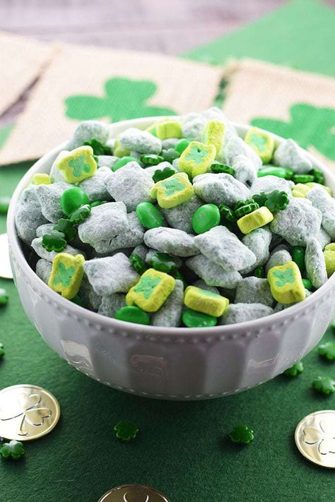 St. Patrick’s Day Lucky Chow. It’s puppy chow Leprechaun style! Candy melts, peanut butter, and powered sugar tossed with fun green candies and shamrock marshmallows. #stpatricksday #puppychow #muddybuddies #snack Puppy Chow No Peanut Butter, Reese's Bars, Mini Reuben Appetizers, Green Appetizers, Irish Potato Bites, Spinach Appetizers, Irish Appetizers, St Patrick's Day Appetizers, St Patricks Food