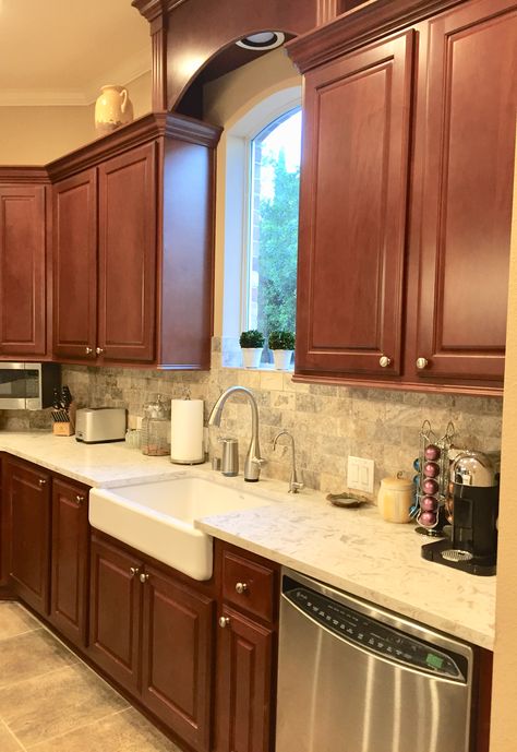 Cherry Kitchen Tumbled Travertine Backsplash with Maestro Quartz Black Stainless Steel Kitchen Appliances With Cherry Cabinets, Quartz Countertops With Mahogany Cabinets, Kitchen Tiles Backsplash Cherry Cabinets, Back Splash Ideas For Kitchen With Dark Cherry Wood Cabinets, Kitchen With Light Countertops, Brown Cubbards Kitchen, Quartz Kitchen Countertops Brown Cabinets, Cherry Cabinets With Quartz Countertops, Kitchen Backsplash With Cherry Wood Cabinets