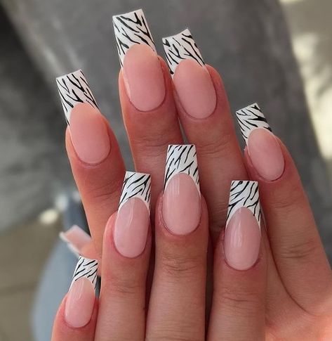 19 Chic Minimalist Nail Art Ideas for Understated Elegance Zebra French Nails, Pure Nails, Monochrome Nails, Sheer Nail Polish, Gelpolish Nails, Vacation Hair, Sophisticated Nails, Zebra Print Nails, Black And White Nail Art