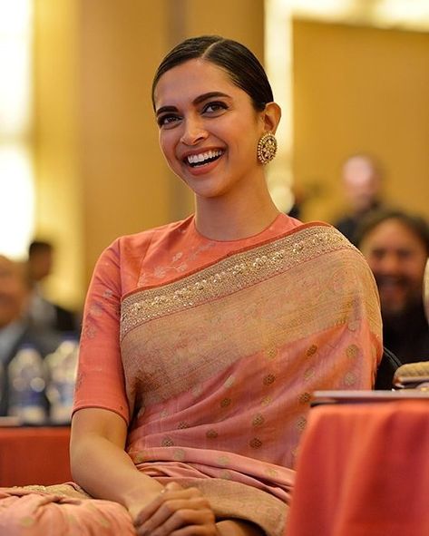 Deepika Padukone Deepika Padukone Saree, Latest Silk Sarees, Blouse Designs High Neck, Deepika Padukone Style, Saree Blouse Neck Designs, Mode Hippie, Indian Saree Blouses Designs, Silk Saree Blouse Designs, Blouse Designs Indian