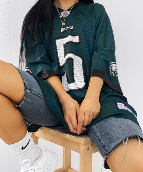 Get ready to represent your favorite NFL team with this vintage jersey outfit. Made from high-quality materials, this retro jersey features the classi... Oversized Jersey Outfit Women, Vintage Jersey Outfit, Sport Jersey Outfit Women, Nfl Jersey Outfit, Jersey Shirt Outfit, Sports Jersey Outfit, Street Wear Aesthetic, Hockey Outfits, Vintage Outfit Inspiration