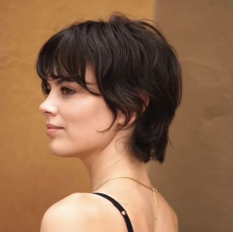 80s Short Haircut, 80s Short Womens Hair, Short Brown 90s Hair, "bixie" Haircut 90s Winona, 90s "bixie" Haircut Wavy, Bixie 90s Haircut With Bangs, 70s Short Hairstyles, 80s Short Hair, Buzzed Hair Women