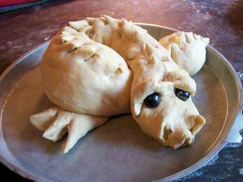 cypress space: Michaelmas baking....Dragon Bread! Michaelmas Crafts, Michaelmas Waldorf, Homeschool Baking, Dragon Bread, Autumn Waldorf, Waldorf Verses, Dragon Food, Waldorf Kids, Medieval Recipes