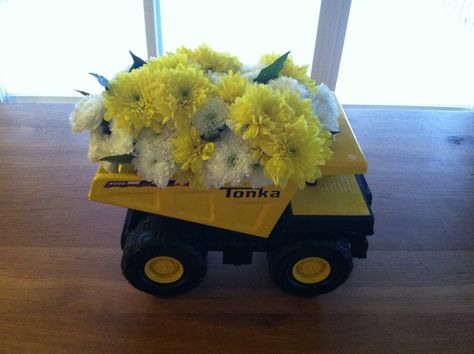 Tonka truck centerpiece Dump Truck Centerpiece Ideas, Tonka Truck Centerpieces, Trucks 3rd Birthday Party, 1st Birthday Construction Theme, Stem Centerpieces, Auction Centerpieces, Birthday Construction Theme, Birthday Diy Ideas, Vintage Truck Decor