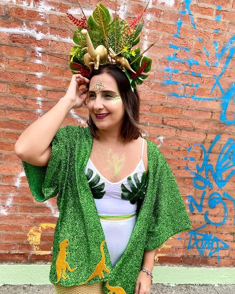 Tiares on Instagram: “Para colorir sua quarta feira de cinzas um pouquinho do que foi carnaval com TiAres. Tiara e kimono inspirados nos seres que foram extintos…” Kimono Carnaval, Tiara, Saree, On Instagram, Instagram