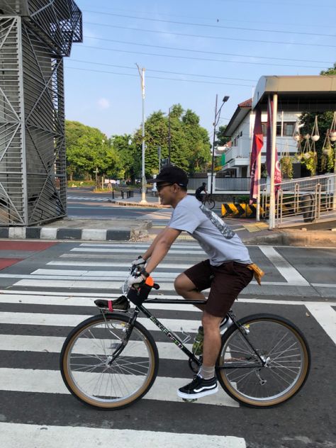 Mtb Vintage or called Commuter Bike strolling on the City Commuter Bike Urban, Commuter Bike Style, Bike Outfit, 2025 Goals, Vintage Mountain Bike, Bike Packing, Urban Bicycle, Steel Bike, Commuter Bicycle