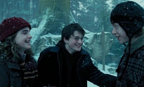 winter in harry potter wildshot on twitter Hery Potter, Harry Potter Ron And Hermione, Citate Harry Potter, Hogwarts Christmas, Harry Potter Wall, Harry Potter Ron, Movie Aesthetic, Buku Harry Potter, Harry Potter Icons