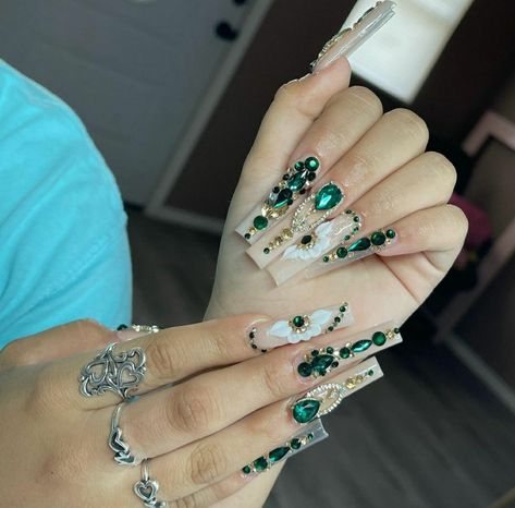 Emerald Green Nails San Judas, Green San Judas Nails, San Judas Nails Ideas, San Judas Nails, Hispanic Nails, Xv Nails, Quince Nails, Quinceanera Nails, Emerald Nails