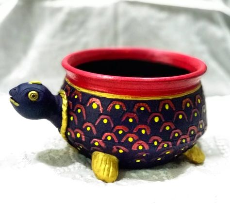 Clay Pot Painting Ideas Indian, New Terracotta, Indian Ceramics, Art Deco Curtains, Tattoo Plant, Pot Painting, Sculpture Art Clay, Clay Wall Art, Pottery Painting Designs