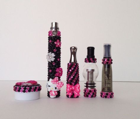 Custom Lighters, Rhinestone Projects, Pretty Pens, Hello Kitty Themes, Hello Kitty Aesthetic, Spark Up, Pink Girly Things, Hello Kitty Pictures, Hello Kitty Items