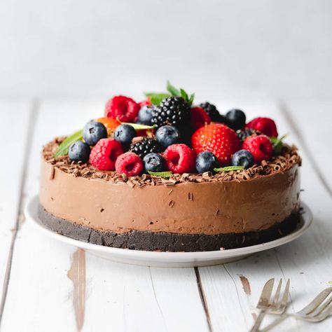 This Vegan Chocolate Mousse Cake is creamy, indulgent and light all at once. it's no-bake and doesn't use any coconut milk or nuts! Vegan Mousse Cake, Vegan Chocolate Mousse Cake, Vegan Mousse, Vegan Easter Recipes, Vegan Chocolate Mousse, Mousse Cake Recipe, Vegan Whipped Cream, Raw Cake, Vegan Dark Chocolate