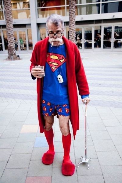 Superman is getting older. Old Superman, Funny Christmas Costumes, Humour Geek, Diy Christmas Sweater, Diy Kostüm, Advanced Style, Pictures Of The Week, Young At Heart, Christmas Costumes