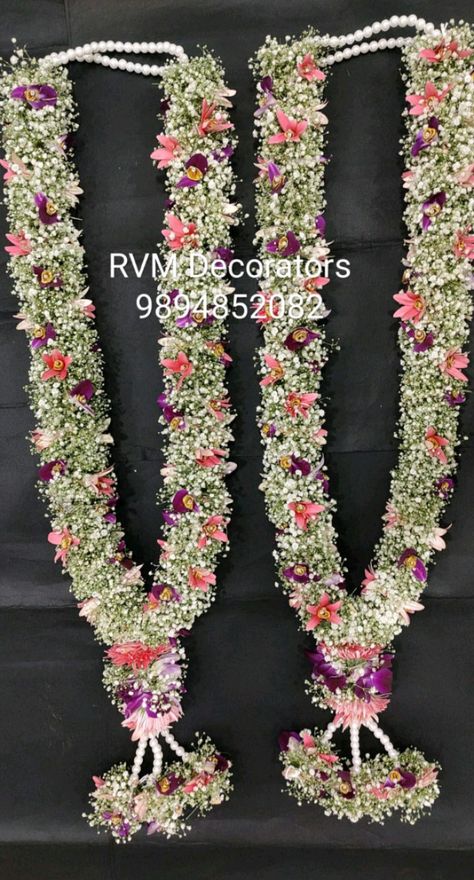 Simple Wedding Garland Indian, Varmala Designs Indian Weddings Latest, Reception Garland South Indian, Unique Indian Wedding Garland, Latest Varmala Designs, Wedding Mala Rose, Poola Dandalu, Varmala Designs, Flower Mala