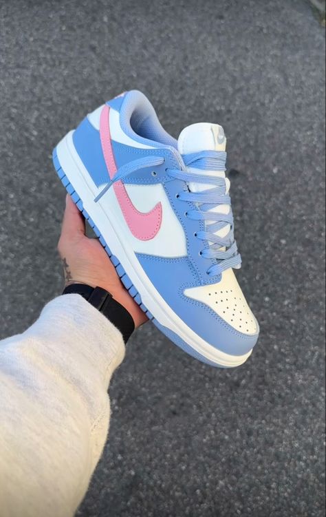 Blue Nike Shoes, Nike Shoes Women Fashion, Pretty Sneakers, Trendy Shoes Sneakers, Nike Shoes Girls, Preppy Shoes, Jordan Shoes Girls, All Nike Shoes, Shoes Outfit Fashion