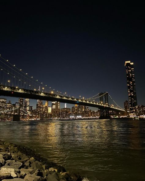 #DUMBO yo te AMÉ (bueno, en general amé NYC 🤩) este barrio es conocido por sus impresionantes vistas de Manhattan, su arquitectura y transformación única 🌉 Antes, era un área industrial y hoy en día es un lugar cultural que alberga gran cantidad de galerías de arte, restaurantes, estudios de artistas, boutique, en fin… Yo les digo que esta visita es OBLIGATORIA (de día y de noche). La energía de este lugar es la auténtica energía creativa de la ciudad de Nueva York ✨🌙🌃❤️ ¿Qué otro lugar ... Manhattan, Brooklyn, Boutique, On Instagram, Quick Saves, Instagram