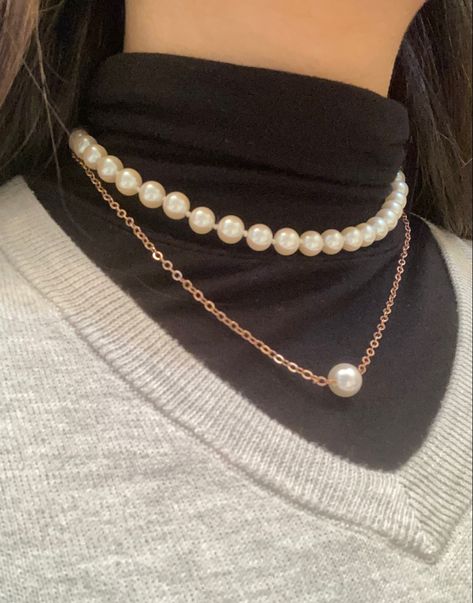 Pearl Necklace Turtleneck, Perl Neckles Outfit, Neck Assesories Aesthetic, Gray Pants Outfit Aesthetic, Pearl Outfit Classy, Outfits With Pearl Necklace Casual, Pearls Necklace Outfit Casual, Winter Accessories Jewelry, Diy Necklace Ideas