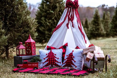 Teepee Tent Christmas Photoshoot, Christmas Teepee, Christmas Mini Sessions Outdoor, Diy Christmas Pictures, Boho Flannel, Christmas Mini Shoot, Diy Christmas Photo, Christmas Card Pictures, Holiday Mini Session