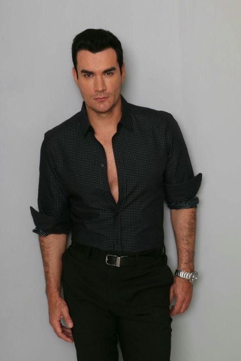 Sólo para desearte un fin de semana maravilloso... #luz #paz #peace Mischa Janiec, Ultra Casual, David Zepeda, Mama Style, Men's Casual Style, Black Men Fashion, Well Dressed Men, Men Looks, Celebrities Male