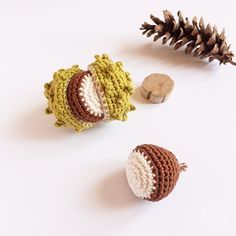 Des Marrons au crochet et leur Tutoriel pour la 500ème des Serial Crocheteuses & More - Happy Crochet, Etc... Crochet Fruit, Form Crochet, Crochet Food, Crochet Fall, Crochet Decoration, Crochet Flower Tutorial, Fun Crochet Projects, Halloween Crochet, Crochet Slippers