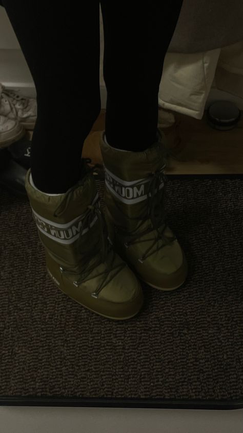 Green Moonboot Outfit, Green Moon Boots, Fall Fashion 2023, Green Moon, Moon Boot, Girly Shoes, Moon Boots, Olive Color, Green Aesthetic