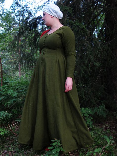 I think this is the cotehardie of my dreams. Medieval Moon, Viking Textiles, Historical Garments, German Clothing, Historical Sewing, Sca Garb, Medieval Garb, Medieval Clothes, Medieval Woman