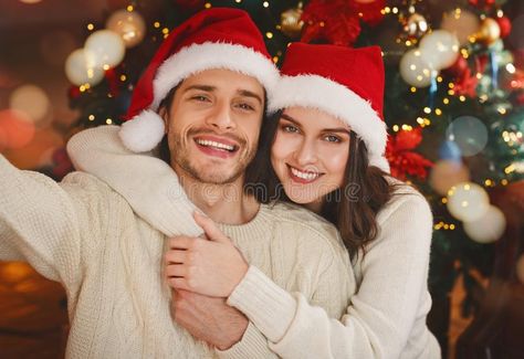 Christmas Photography Couples, Couple Taking Selfie, Christmas Couple Photos, Christmas Couple Pictures, Bff Christmas, Couple Christmas Card, Xmas Couple, Christmas Poses, Christmas Family Photoshoot