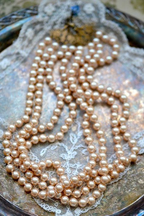 PERLAS.....❤ Pearl Love, Wear Pearls, Pearls Jewelry, Beautiful Accessories, String Of Pearls, Green Collection, Pearl And Lace, Vintage Pearls, Pink Pearl