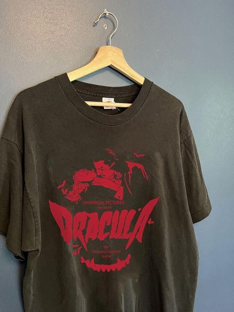 Grunge Tee Shirts, Horror Graphic Tees, Vintage Horror Shirt, 80s T Shirts Vintage Tees, Tshirt Layering Outfit, Bleach Shirt Design, Horror Merchandise, 2000s Shirts, Dracula Shirt