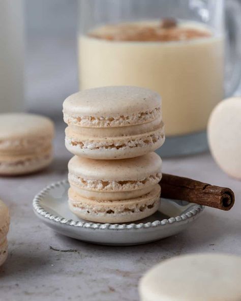 Eggnog Macarons have a classic french macaron shell flavored nutmeg and cinnamon and are filled with eggnog buttercream. Grey Macarons, Macaron Cake, Macaron Flavors, French Macaron, Egg Nog, Macaron Recipe, With Cream Cheese Frosting, Cream Cheese Filling, Earl Grey