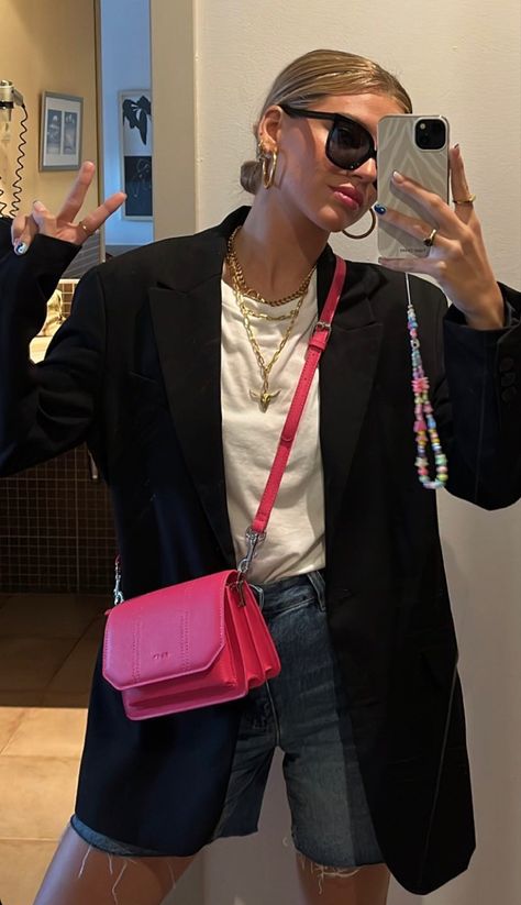 Hot Pink Bag Outfit, Outfits Chalecos, Pink Bag Outfit, Pink Bags Outfit, Spring Autumn Outfits, Look 2023, Bags Outfit, Outfits Lookbook, Good Outfits