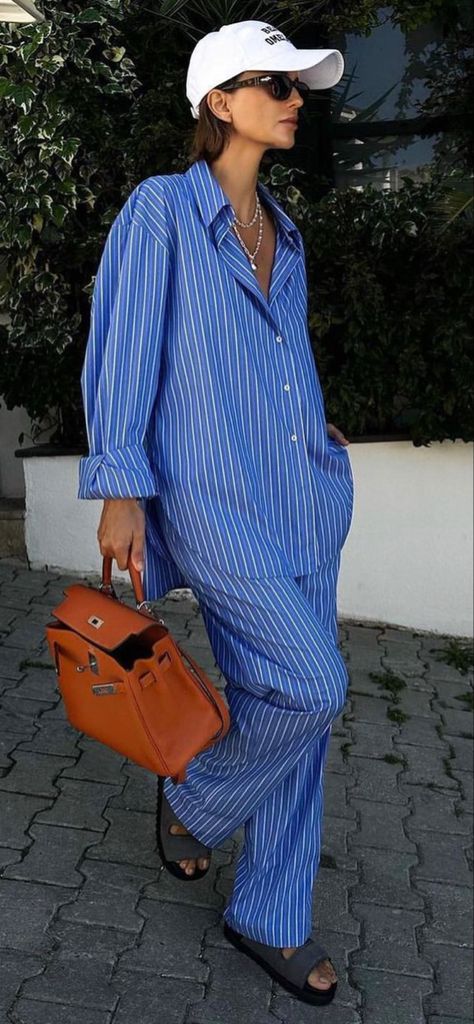 Street Style Summer 2023 Trends, Stripes Street Style, Streetstyle Summer 2023, Blue White Striped Shirt Outfit, Striped Long Sleeve Outfit, Streeet Style, White Striped Shirt Outfit, Summer Stripes Outfit, Outfits With Striped Shirts