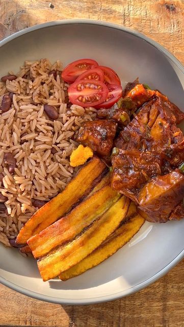 Jamaican Food Plate, Jamaica Restaurants, Caribbean Bbq, Jamaican Restaurant, Jamaica Food, Bbq Jackfruit, Jamaican Cuisine, Scotch Bonnet Pepper, Haitian Food Recipes