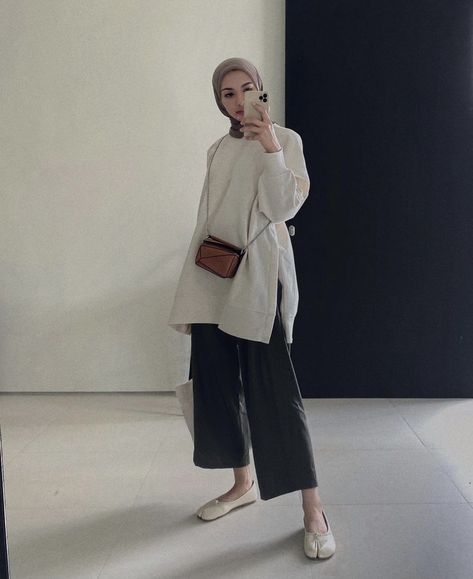 Muslim Fashion Outfits Casual Hijab Styles, Casual Outfits Hijab, Outfit Ngampus, Capsule Wardrobe Women, Hijab Fashion Summer, Modest Casual Outfits, Hijab Look, Timeless Outfits, Muslim Outfits Casual