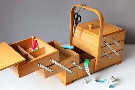 Sewing Box Ideas, Sewing Box Diy, Sewing Tools Organizer, Sewing Gadgets, Sewing Machine Drawers, Wooden Sewing Box, Sewing Machine Tables, Trendy Sewing Patterns, Organizer Ideas