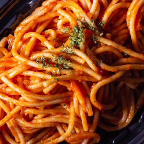 Prepara un delicioso espagueti rojo con crema siguiendo solo estos 3 pasos Red And White Spaghetti, Green Espagueti, Spaghetti Rojo, Philipino Spagetti, Spaghetti Dominicano, Pizza Pasta, Pasta Dishes, Soups, Spaghetti