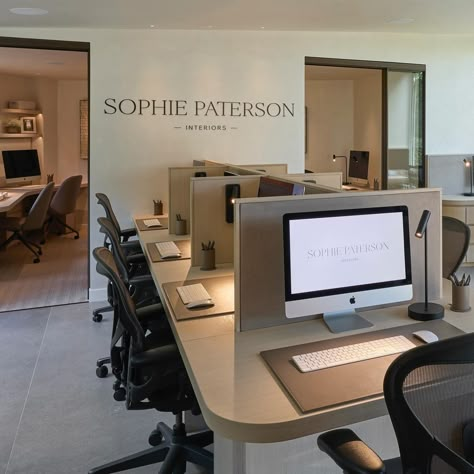 All Posts • Instagram Small Corporate Office Design, Sleek Office Desk, Business Office Interior Design, Office Desk Setup, Cubicle Design, Sophie Paterson, Inmobiliaria Ideas, Sleek Office, Corporate Interior Design