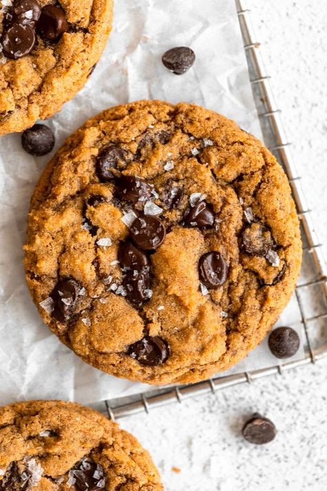 Pumpkin chocolate chip cookies on a cooling rack. Gluten Free Pumpkin Chocolate Cookies, Pumpkin Cookies Gluten Free, Cholate Chip Cookies, Gluten Free Pumpkin Chocolate Chip, Pumpkin Bread Recipe Healthy, Gluten Free Pumpkin Cookies, Pumpkin Cookies Healthy, Jar Of Lemons, Cookies With Chocolate Chips