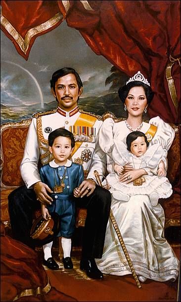 Royal Family of Brunei - Painted by Ralph Wolfe Cowan. Brunei Aesthetic, Prince Wakeel, Prince Mateen, Princess Alice Of Battenberg, Royal Couple, Princess Alice, Royal Wedding Dress, Family Of 4, Brunei Darussalam