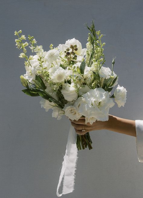 Bride Bouquets Simple Elegant, Elegant Colorful Bouquet, Petals On Aisle Wedding, Bridal Bouquet Natural Flowers, European Wedding Bouquet, Wedding Bouquets December, White Ground Floral Arrangement, Bride Bouquets Aesthetic, Timeless Bouquet Wedding