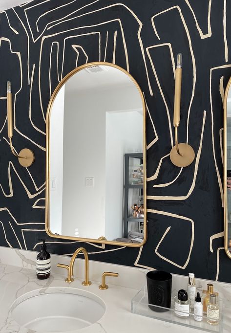 Wallpaper Ceiling Black Walls, Kelly Wearstler Wallpaper Bathroom, Bathroom Statement Wall, Wallpaper Half Bath, Half Bathroom Wallpaper, Half Bath Wallpaper, Kelly Wearstler Wallpaper, Bath Wallpaper, Bathroom Wall Coverings