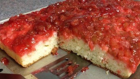 Upside Down Rhubarb Cake, Strawberry Upside Down Cake, Rhubarb Cake Recipes, Rhubarb Upside Down Cake, Fresh Rhubarb, Jello Cake, Rhubarb Cake, Vegetarian Cake, Summer Cakes